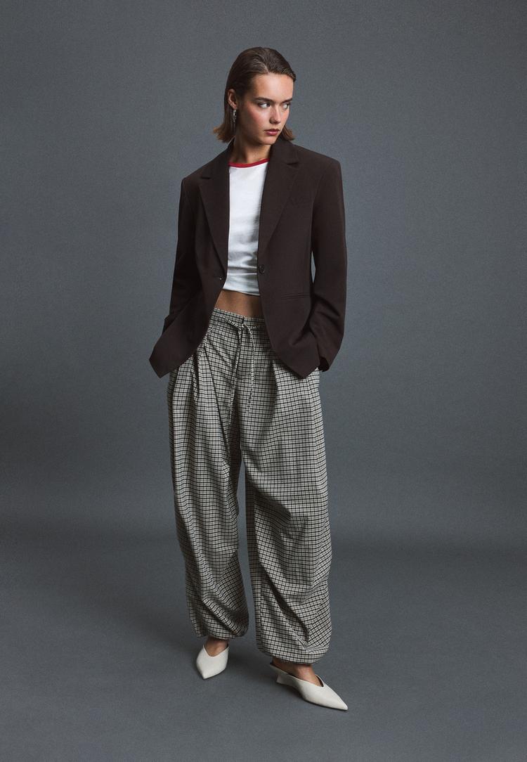 Stradivarius Taillierter Blazer Mit Knopf Braun M
