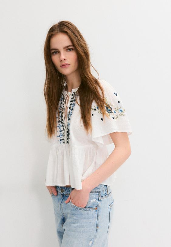 blusa manga corta bordado contraste