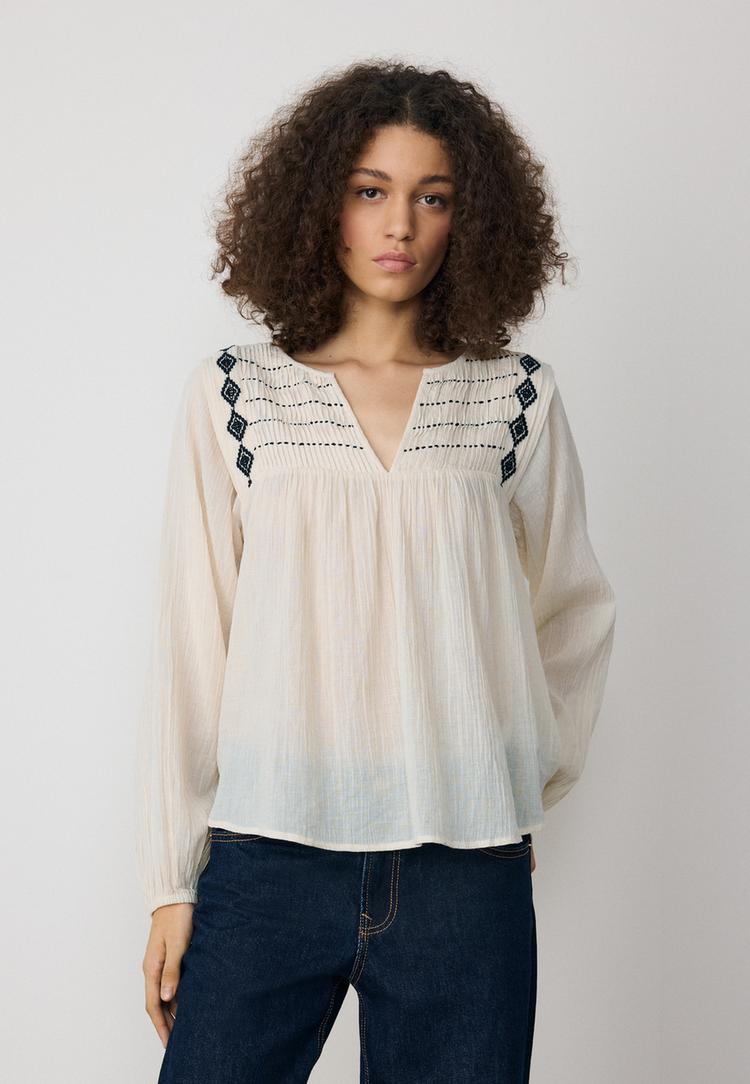 flieende-bluse-mit-stickereien