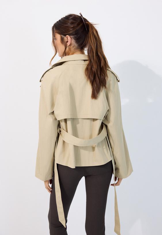 trench corto con collo alto e cintura