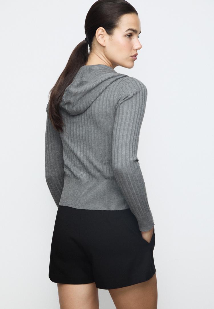 mini-shorts-schmal-geschnitten-mit-gurtel
