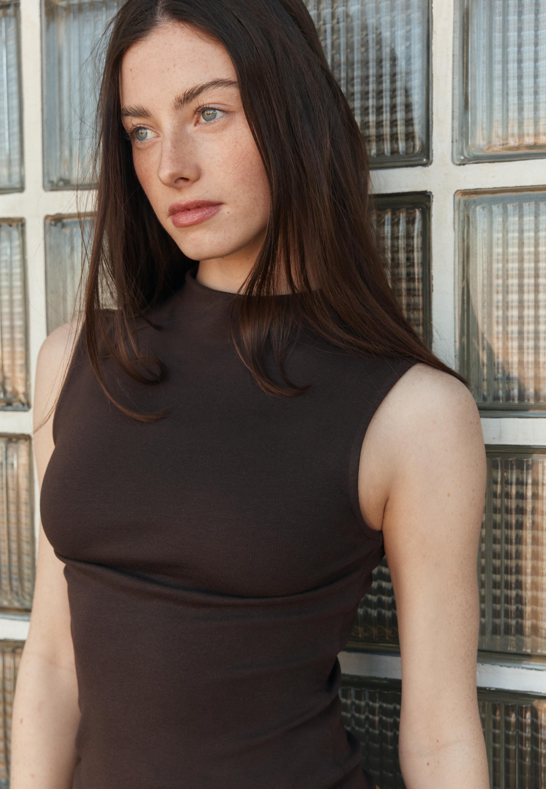 Sleeveless funnel neck T-shirt — Brown