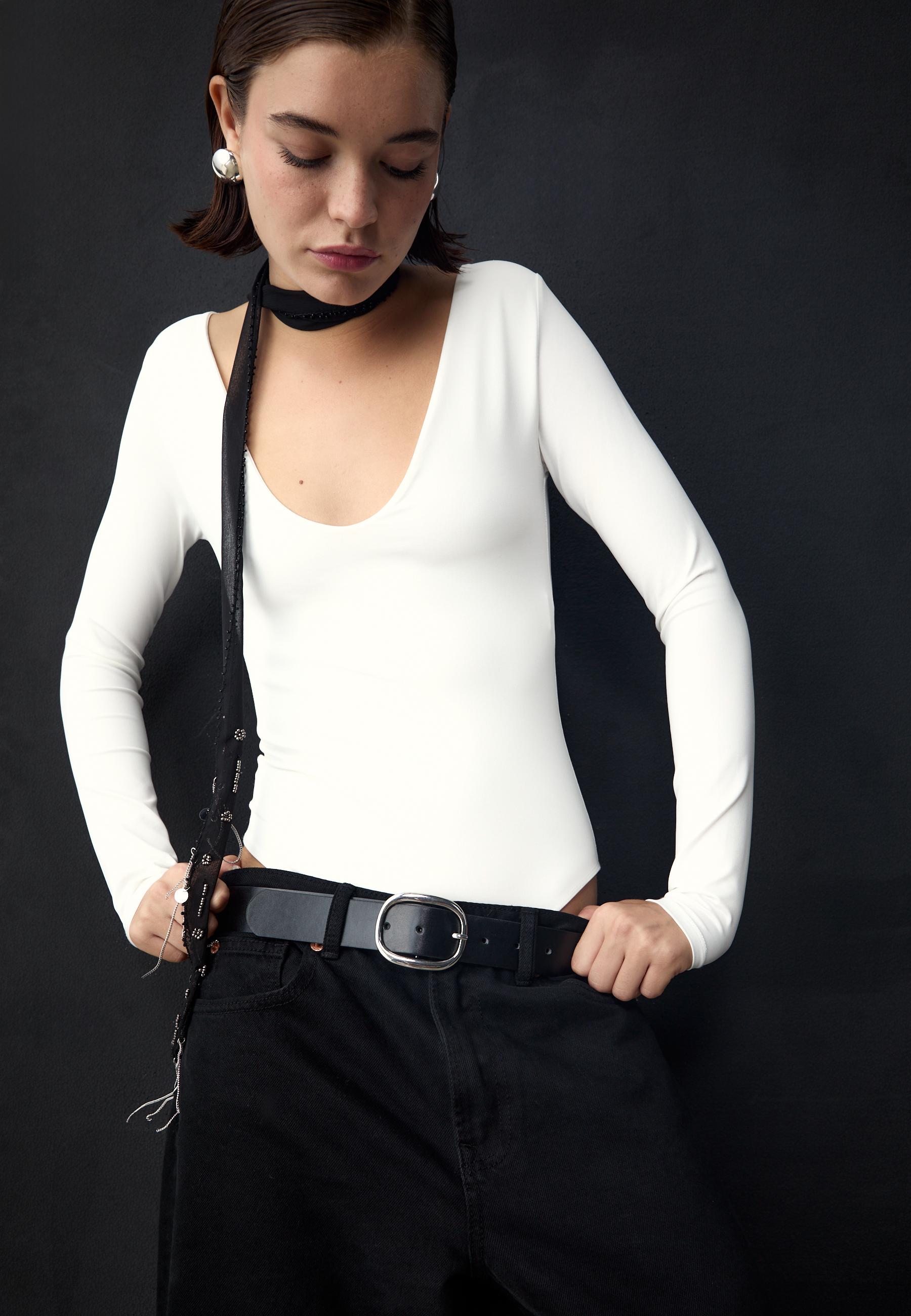 Body polyamide col en v