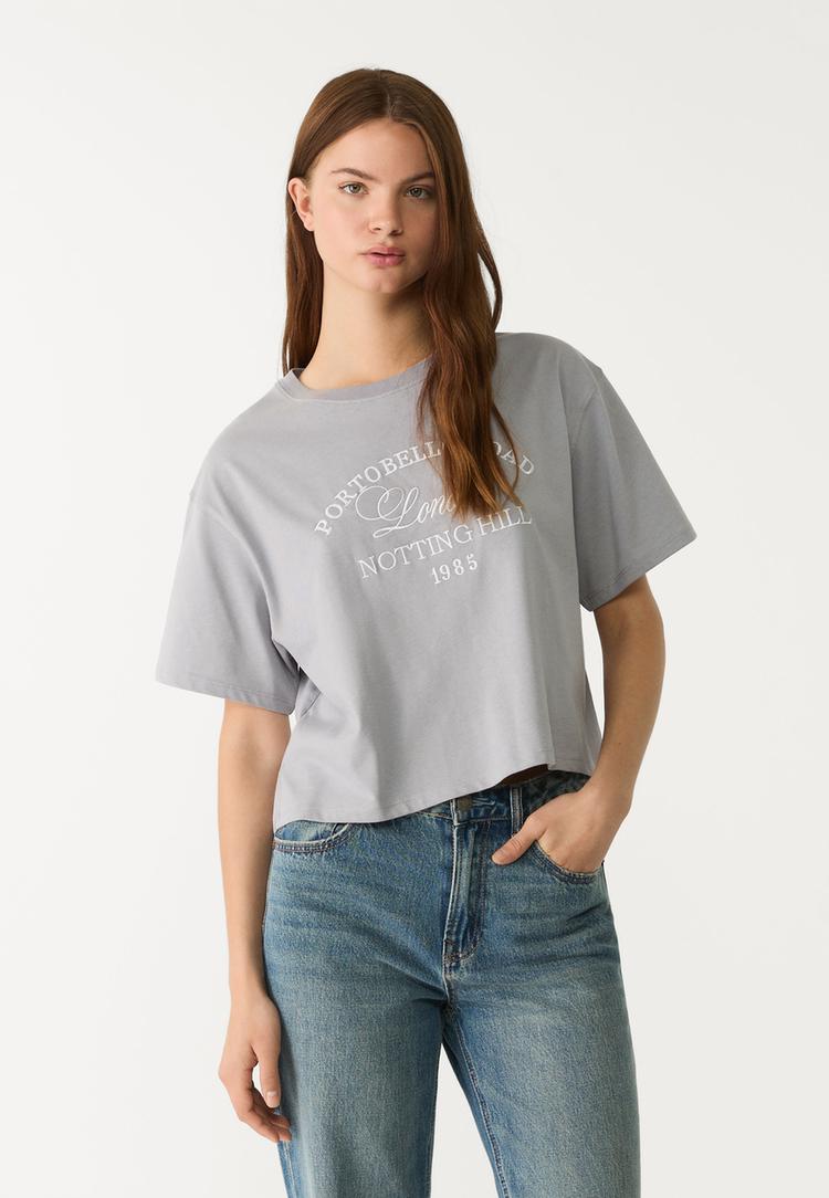 camiseta crop bordada