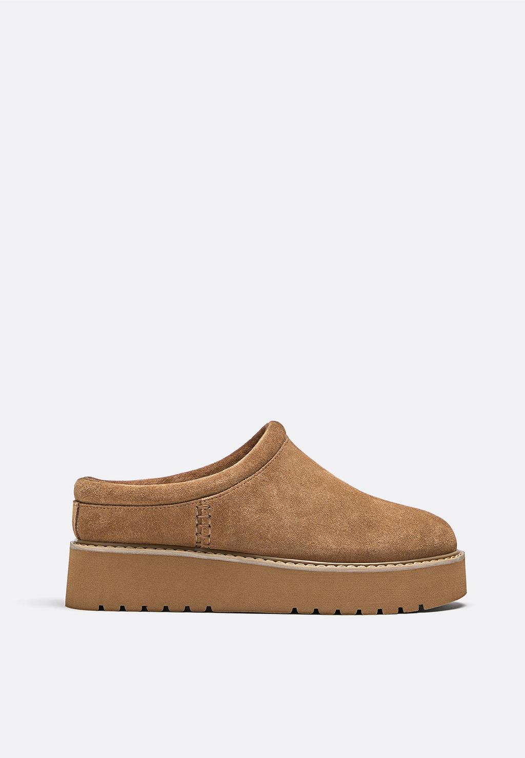 Flat leather clogs
