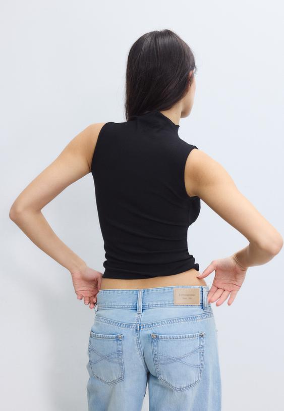 armelloses-shirt-mit-stehkragen