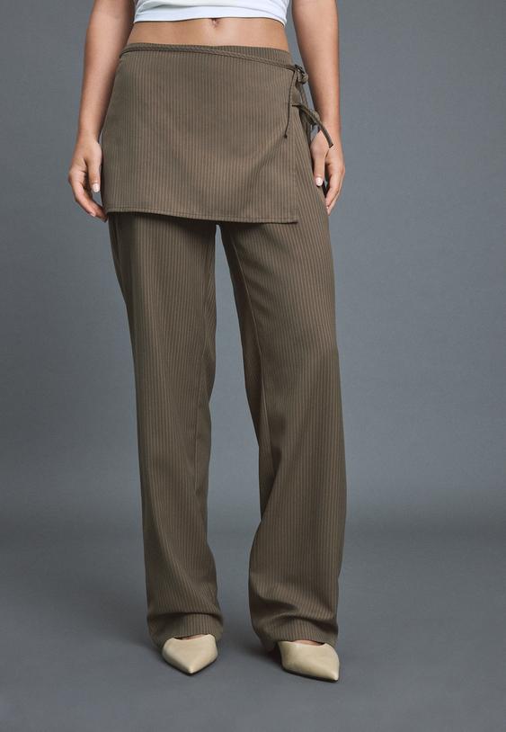 Prugaste Pantalone Ravnog Kroja Sa Preklopom