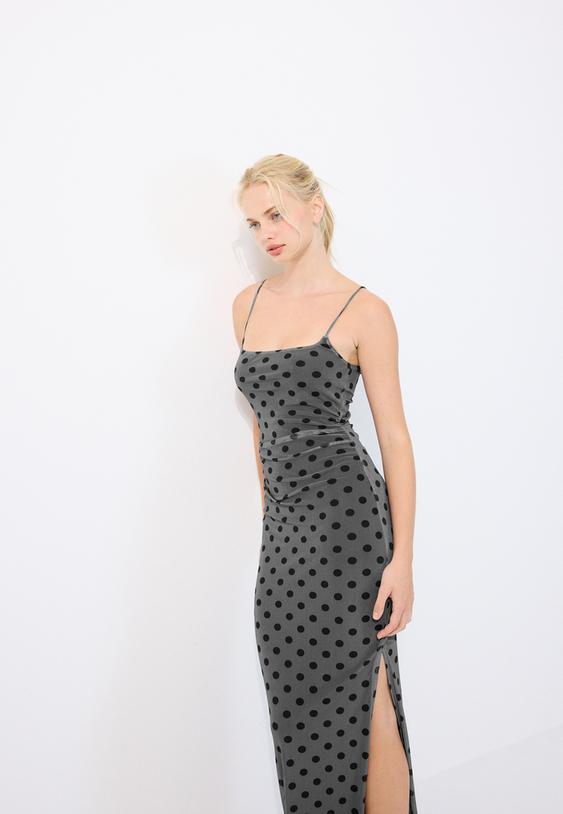vestido midi de alcas com franzido e estampado