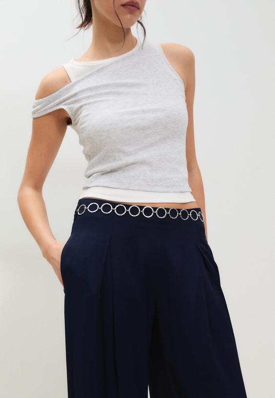 calcas acetinadas com pincas e cinto de corrente