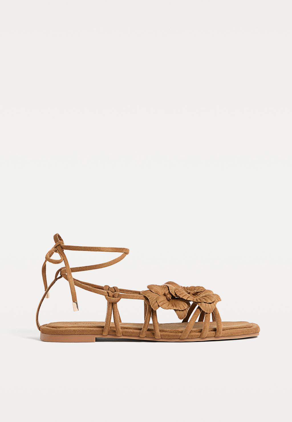 Flache Sandale mit Blume