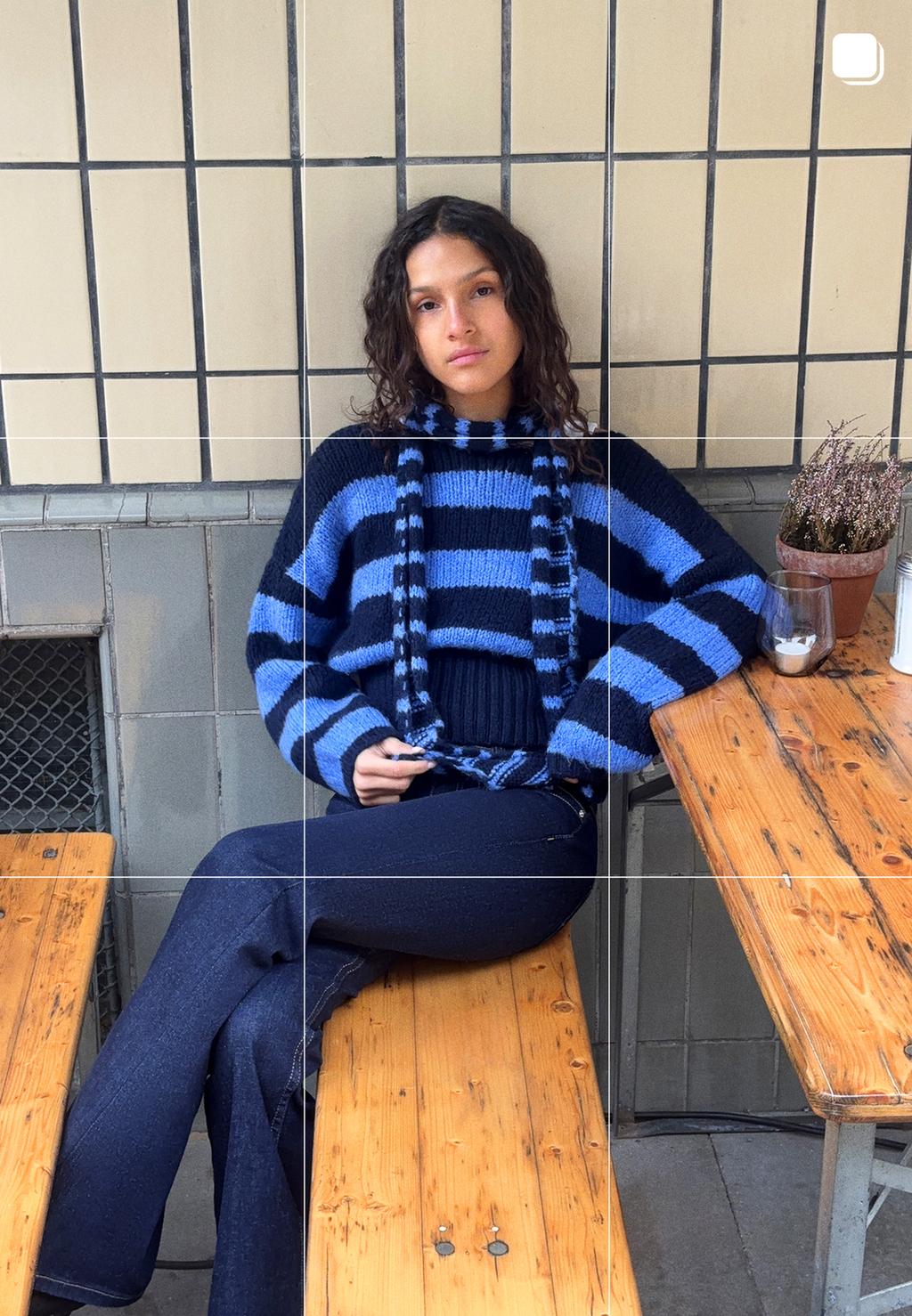 Maglia a righe con scollo a barchetta e sciarpa