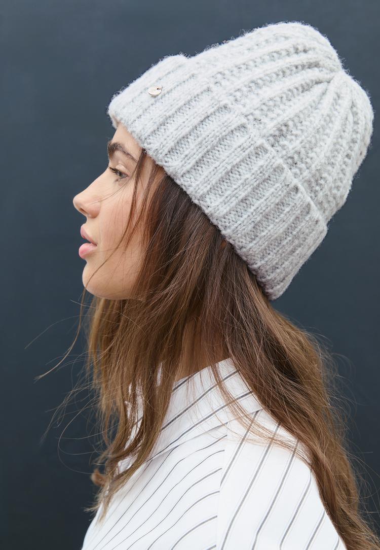 berretto a coste con targhetta