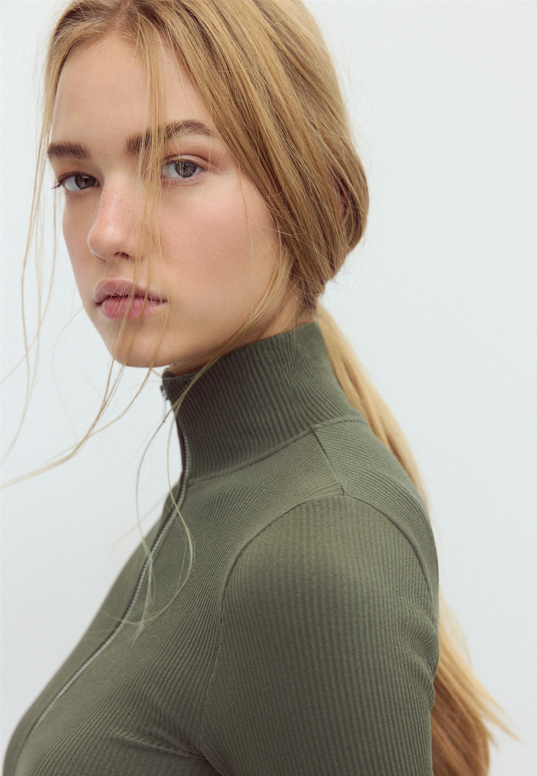 Fitted zip-up T-shirt — Khaki