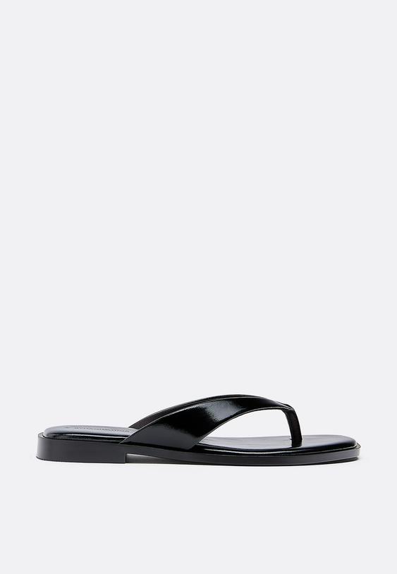 sandalias rasas com tira entre os dedos