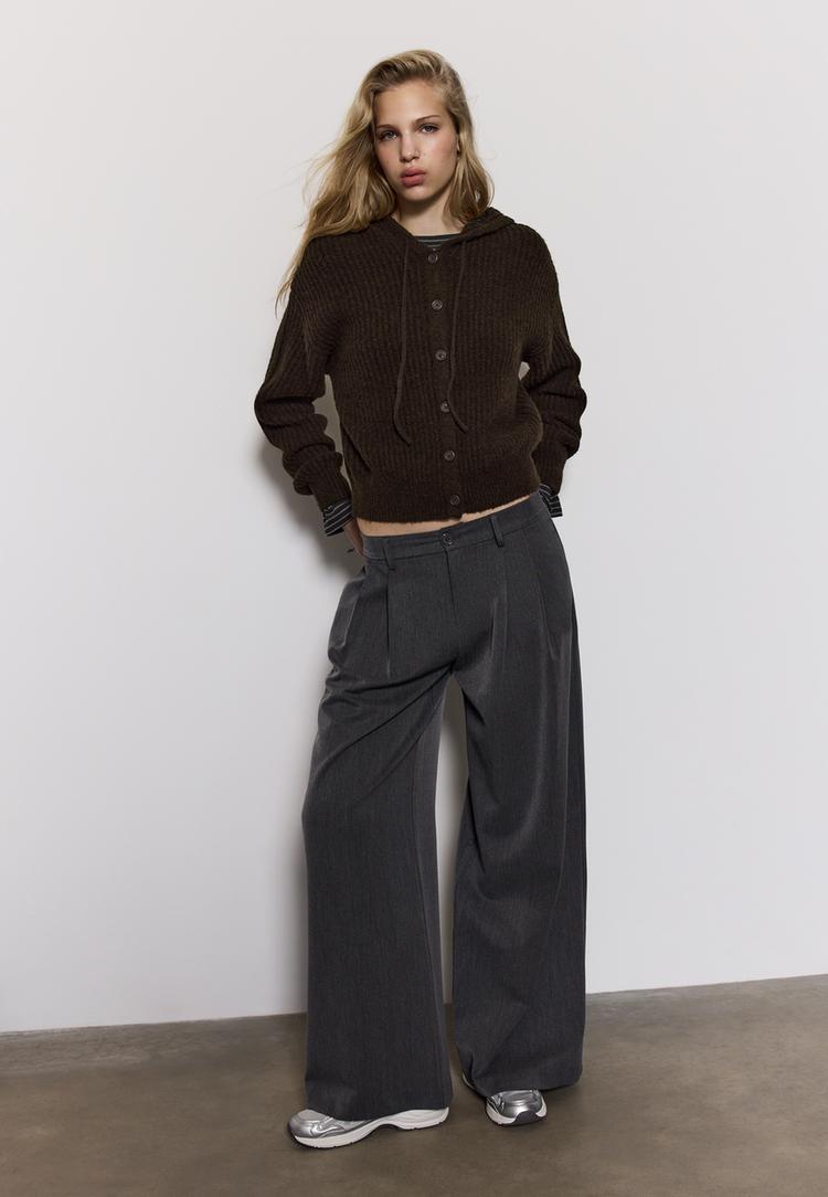 strickjacke-mit-knopfen-und-kapuze