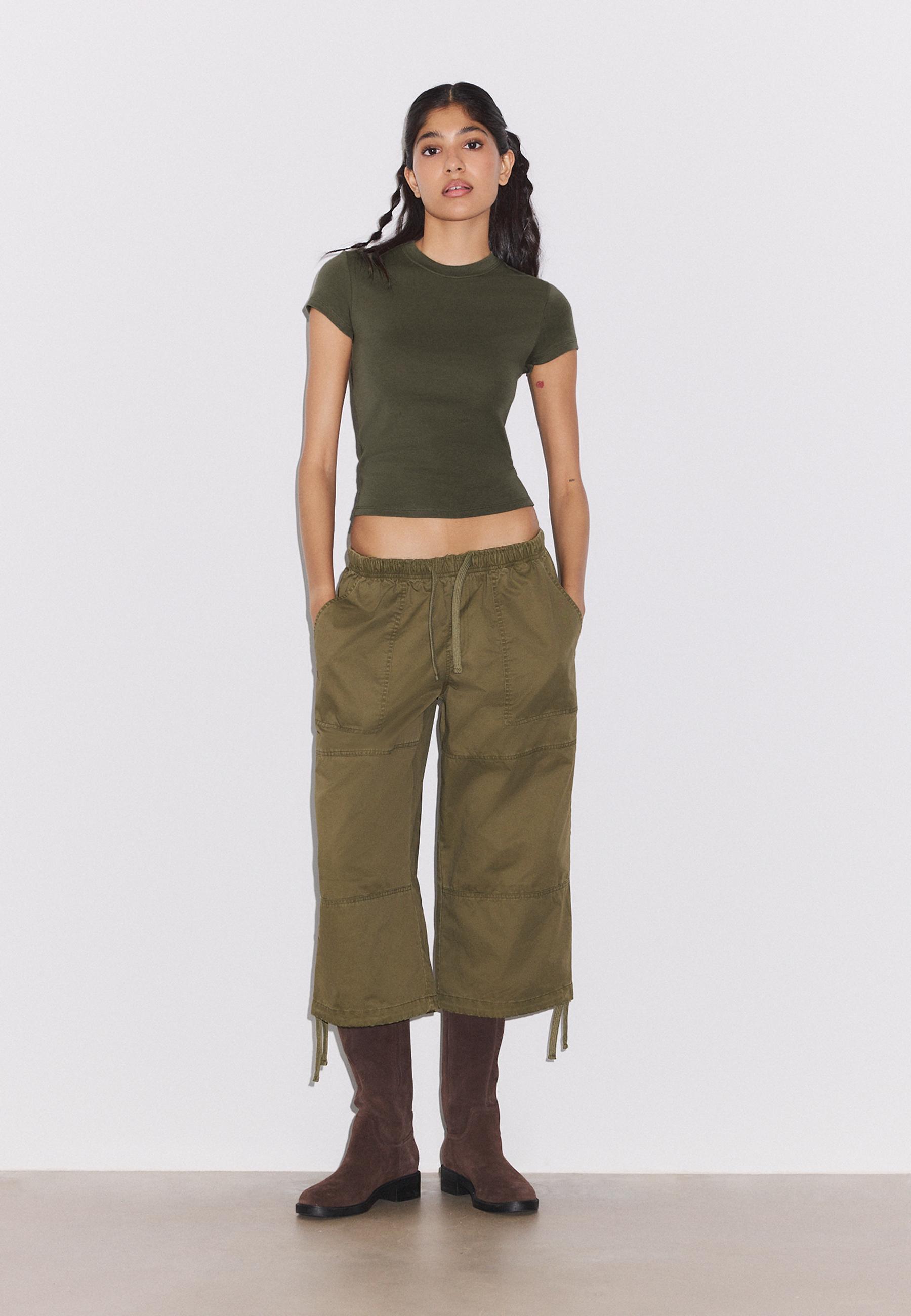 Stradivarius Κοντομάνικη Μπλούζα Basic Με Στρογγυλή Λαιμόκοψη Χακί L