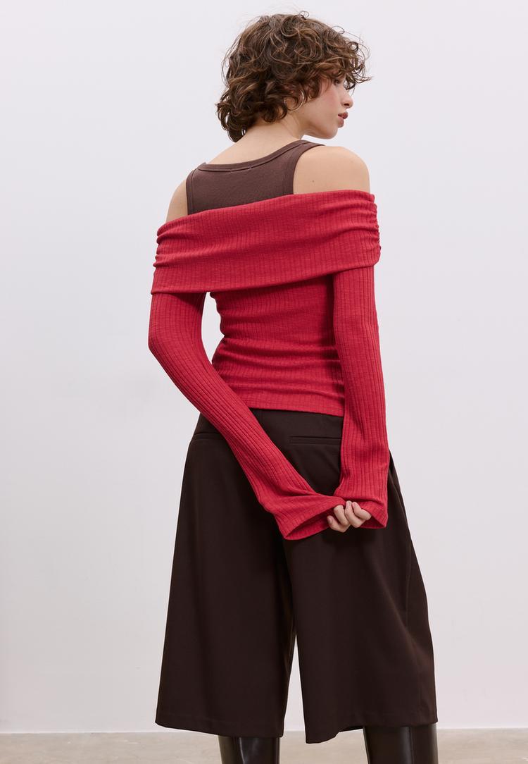 geruschtes-stricktshirt-mit-cutouts-an-den-schultern