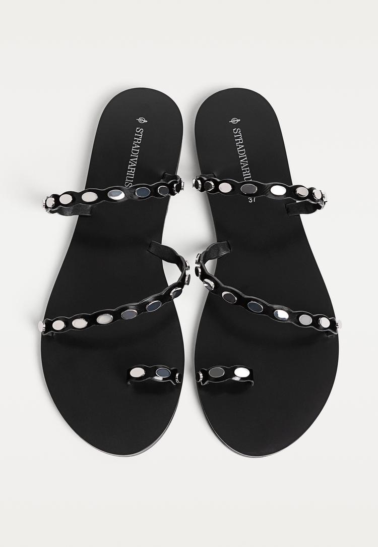 sandalias planas tachas