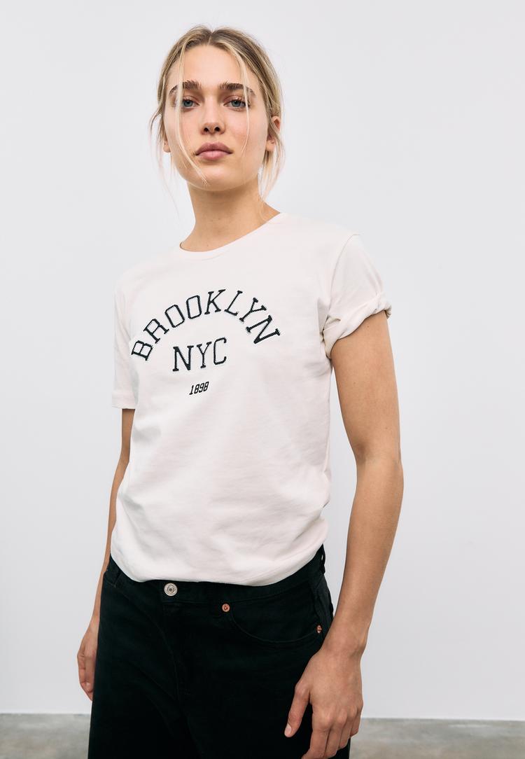 maglietta con ricamo testo