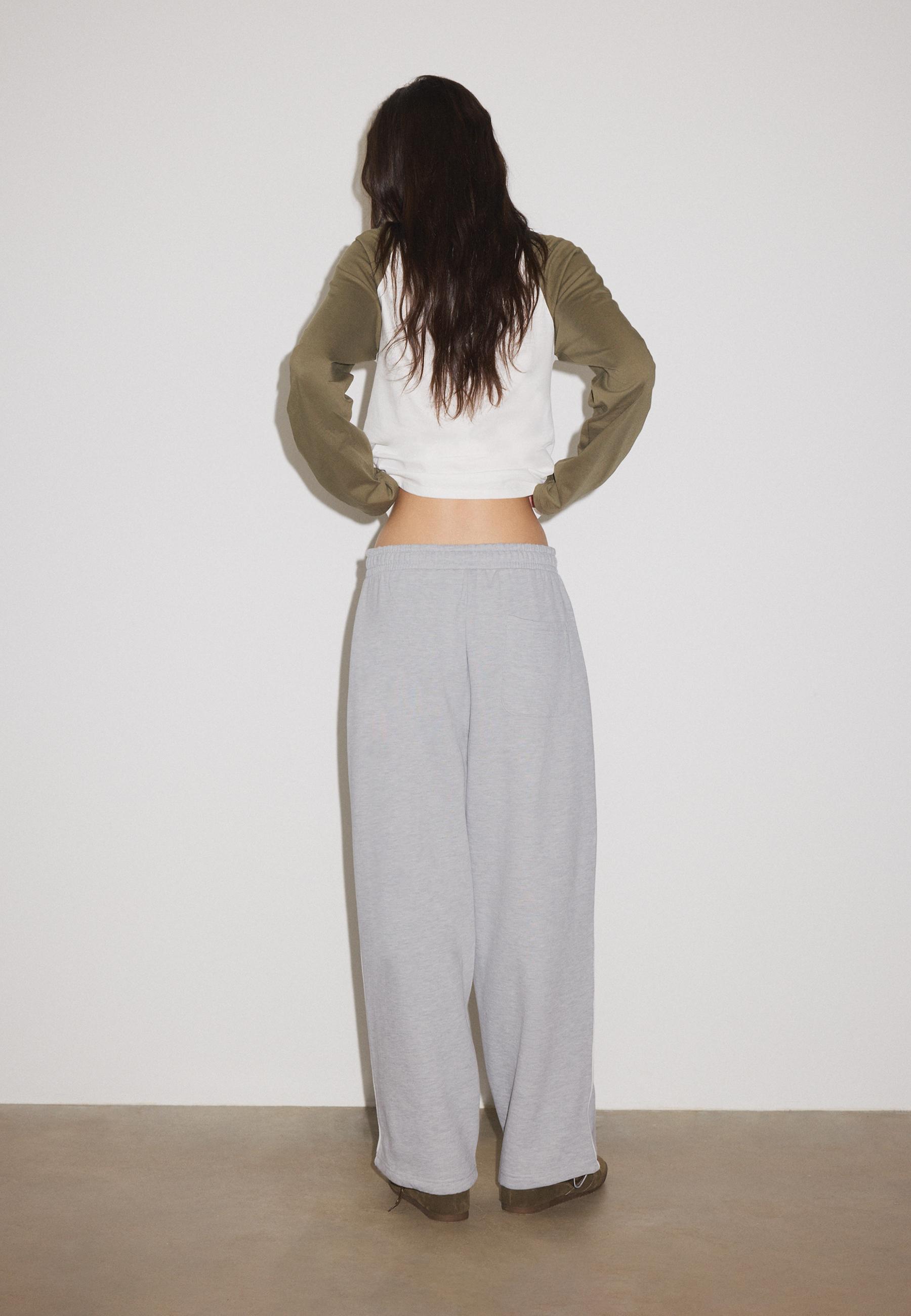 Plush joggers with piping and toggles — Grey melange