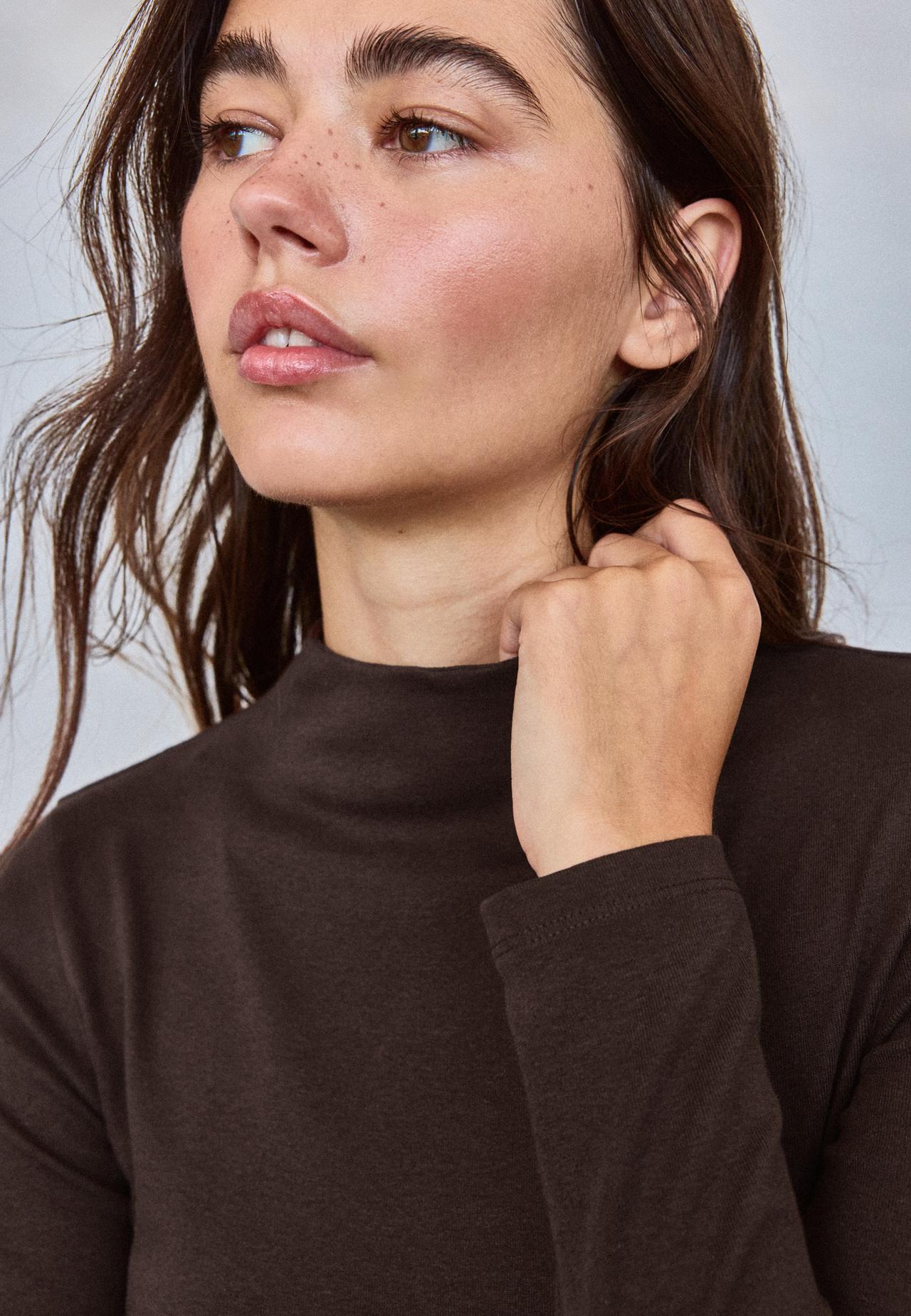 Basic funnel neck T-shirt — Brown