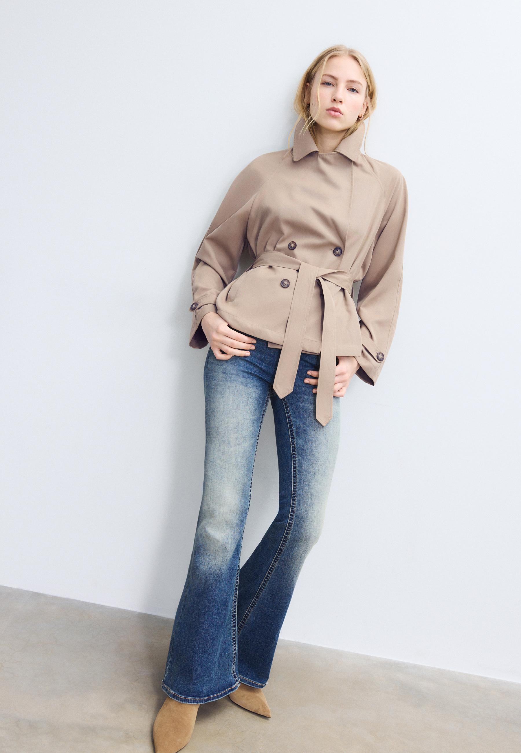 Kemerli kısa, akıcı trençkot - Görsel 2