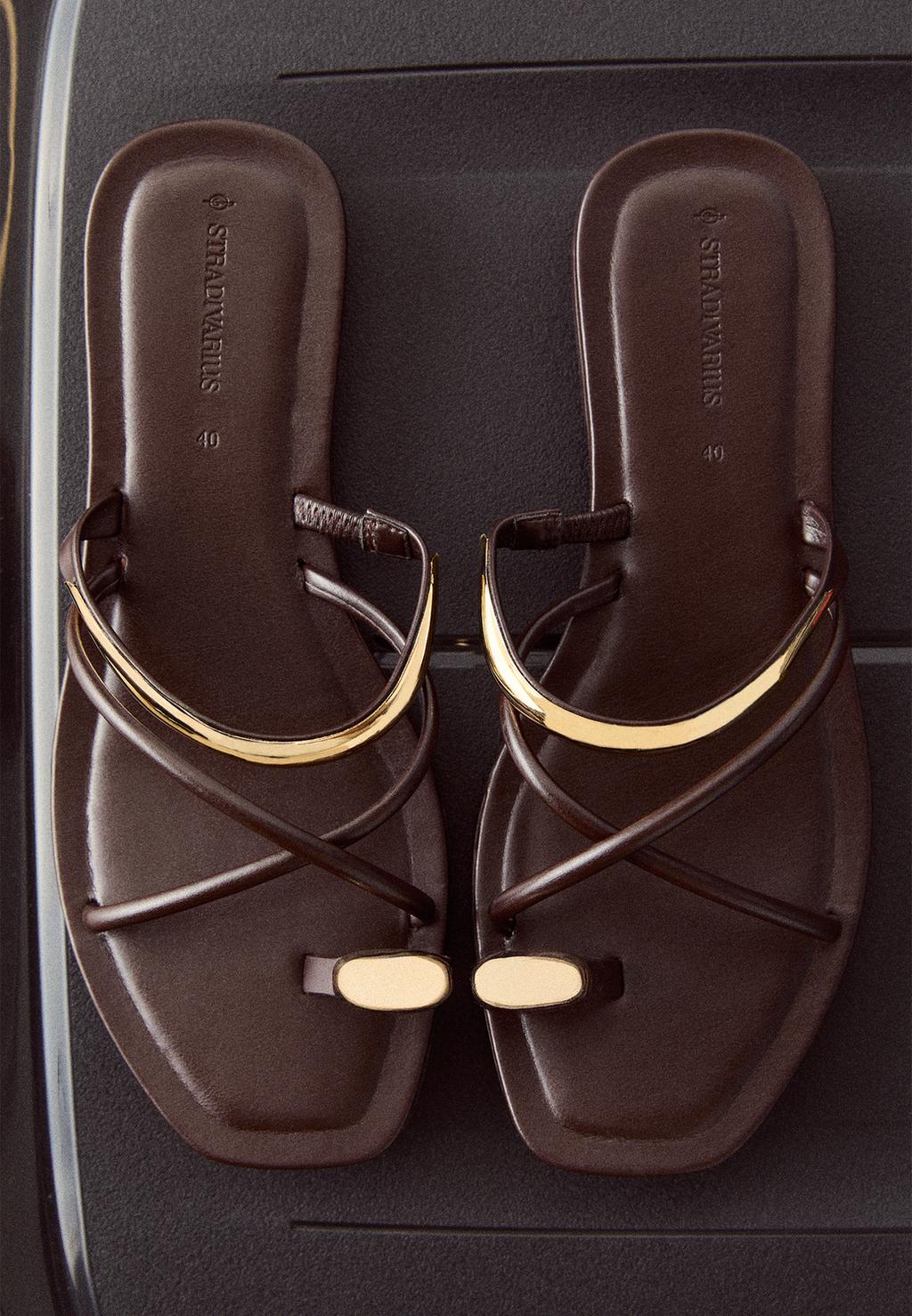 Sandalias planas detalle metálico