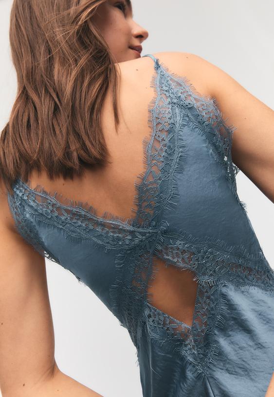 vestido midi satinado blonda