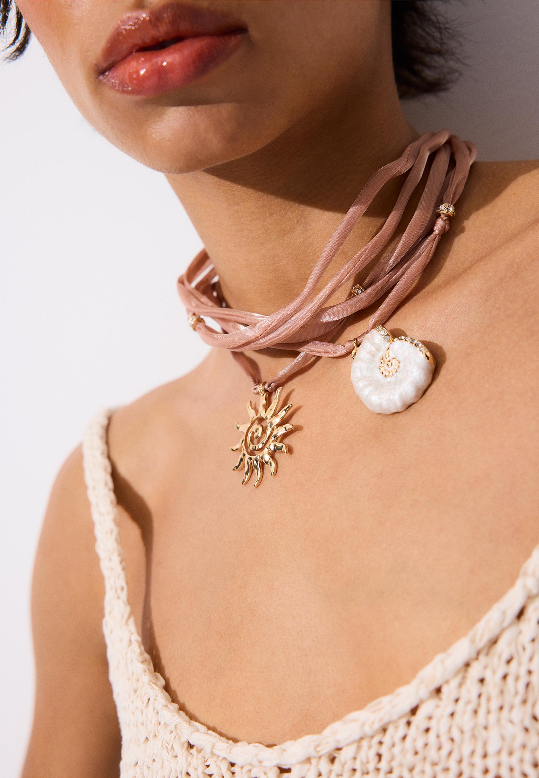 Fabric necklace with seashell charm — Ecru