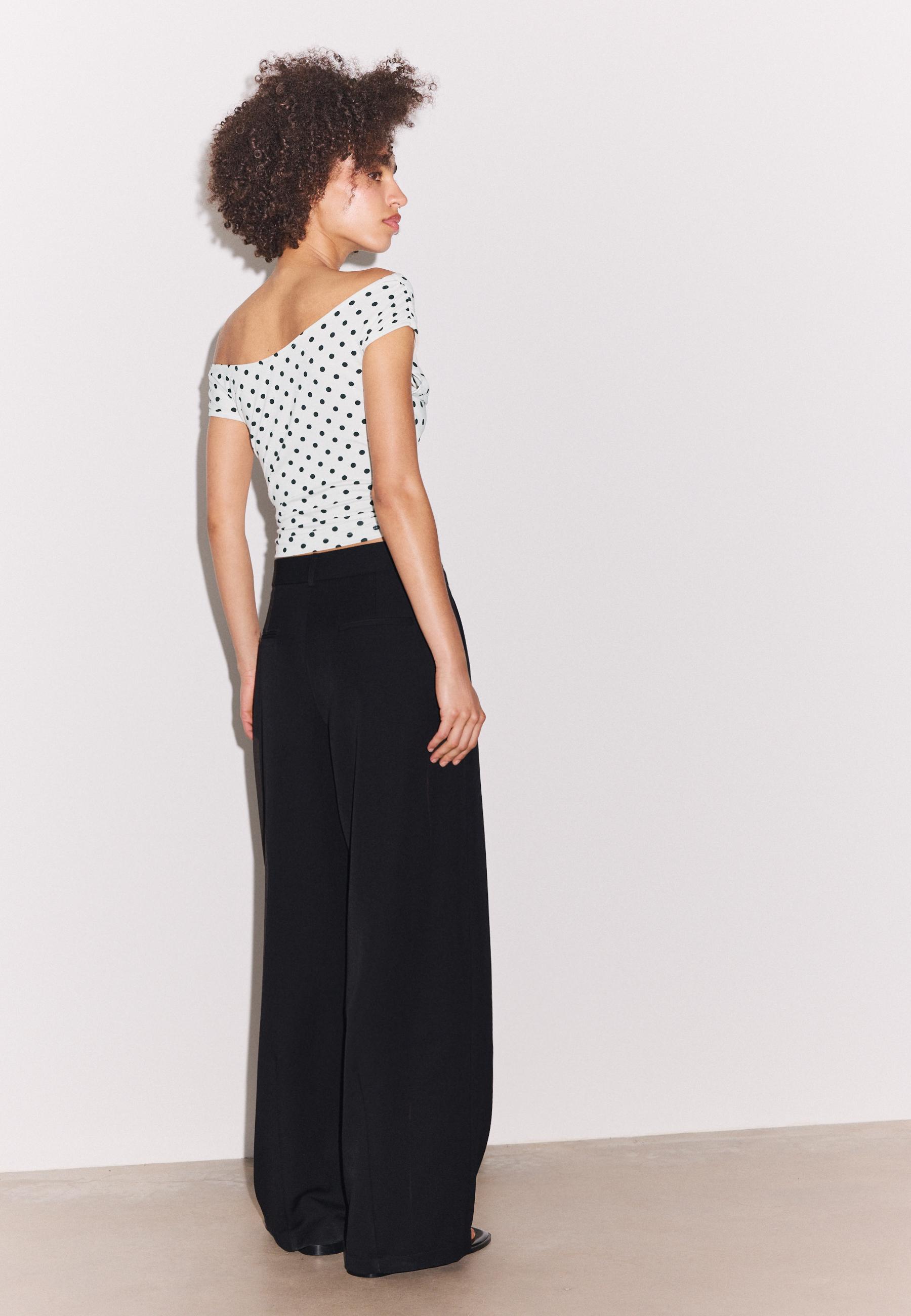 Barrel smart trousers with darts — Black