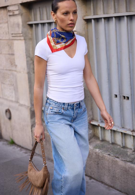 Тениска С Къс Ръкав И Шпиц Деколте