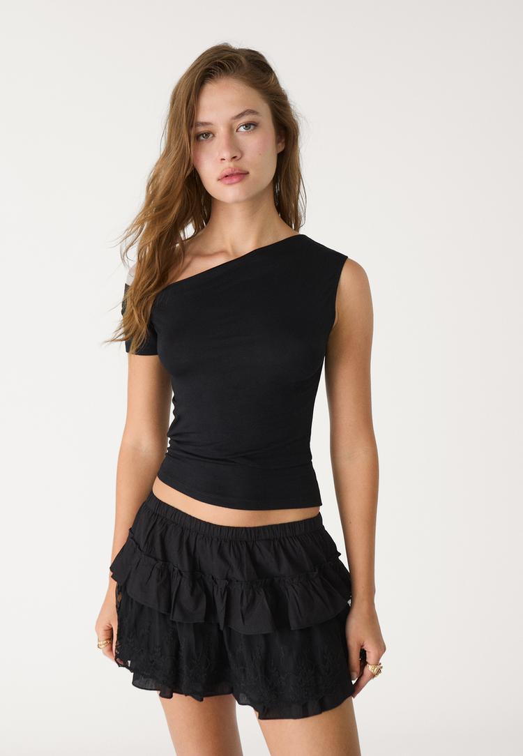 t-shirt-mit-asymmetrischem-kragen