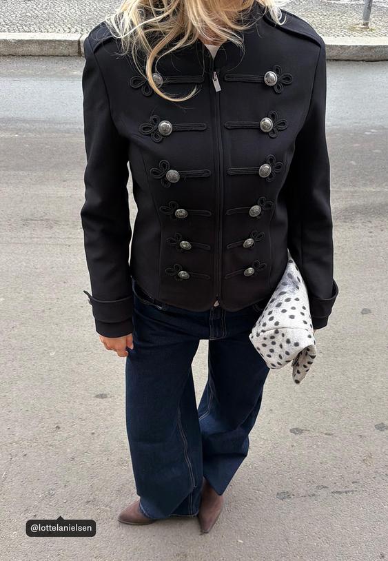 Втален Блейзър С Релефни Копчета