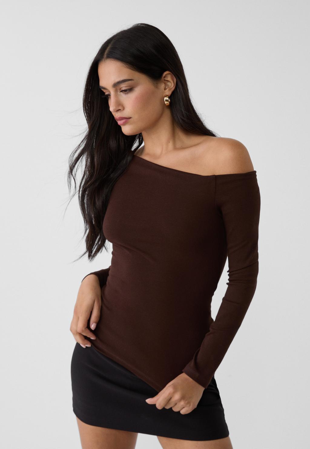 Top décolleté asymétrique