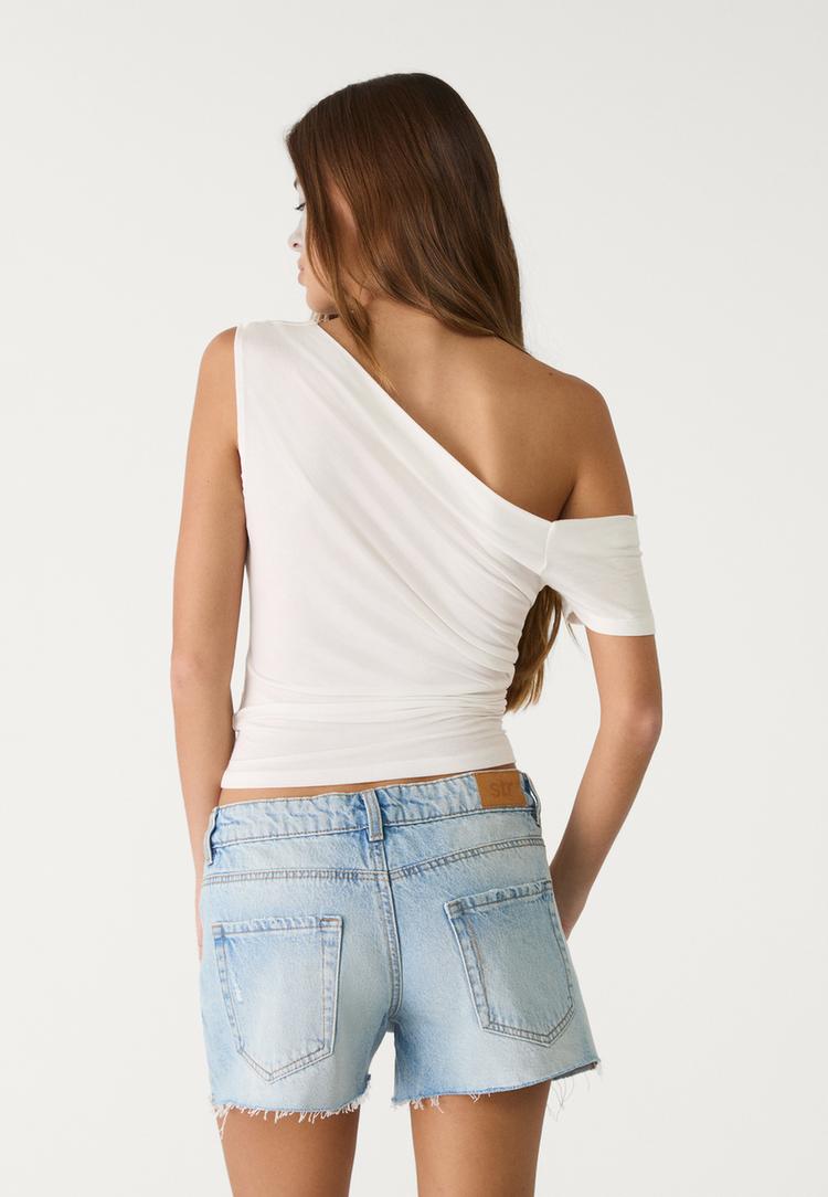 camiseta cuello asimetrico