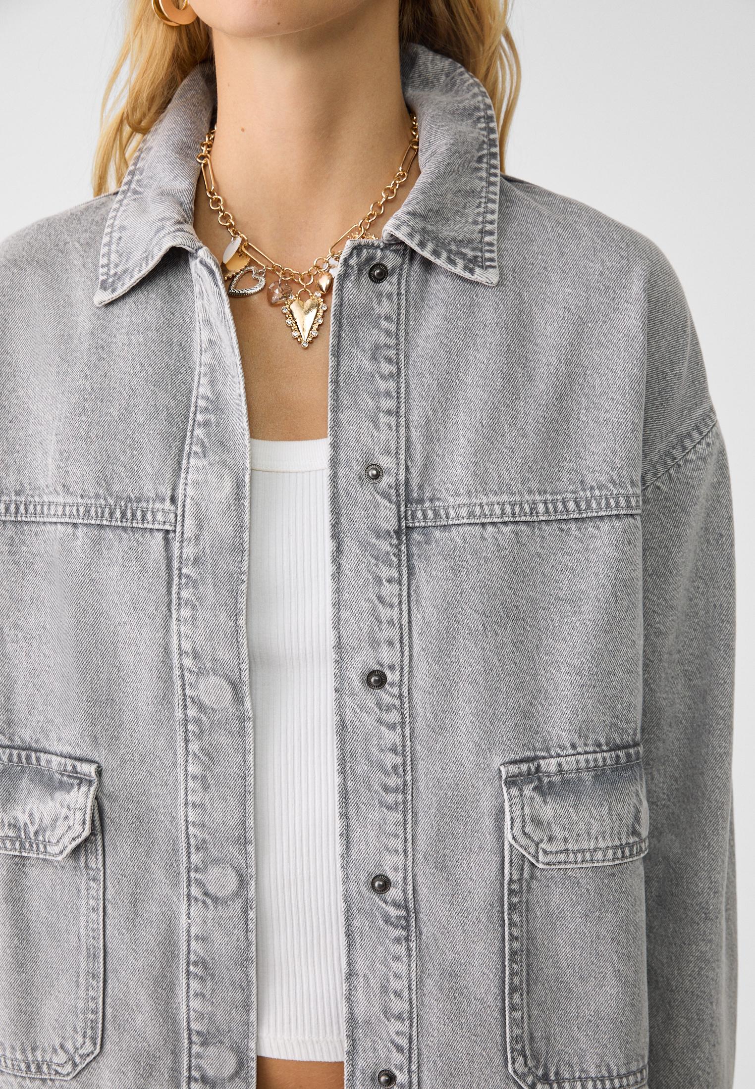Giacca camicia in denim cargo con tasche sul davanti