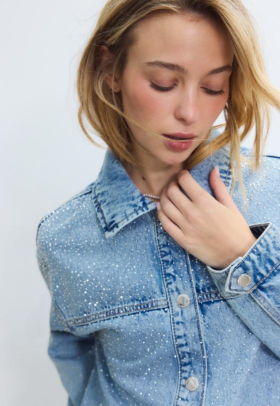 jeansjacke-mit-aufgenahten-taschen-und-glitzer