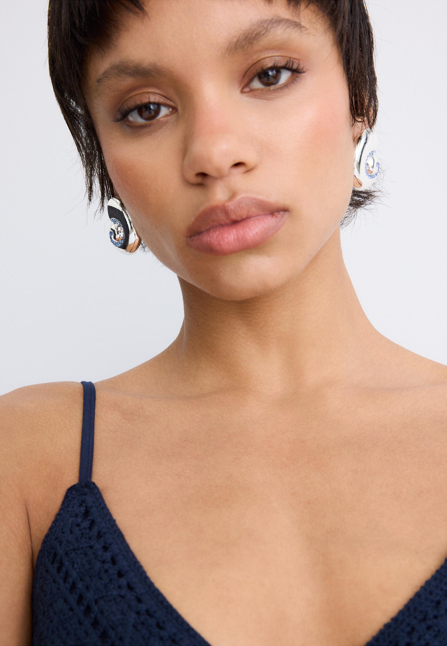 Seashell rhinestone earrings — Grey