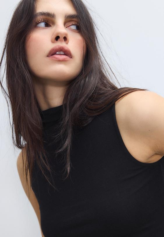 armelloses-shirt-mit-stehkragen