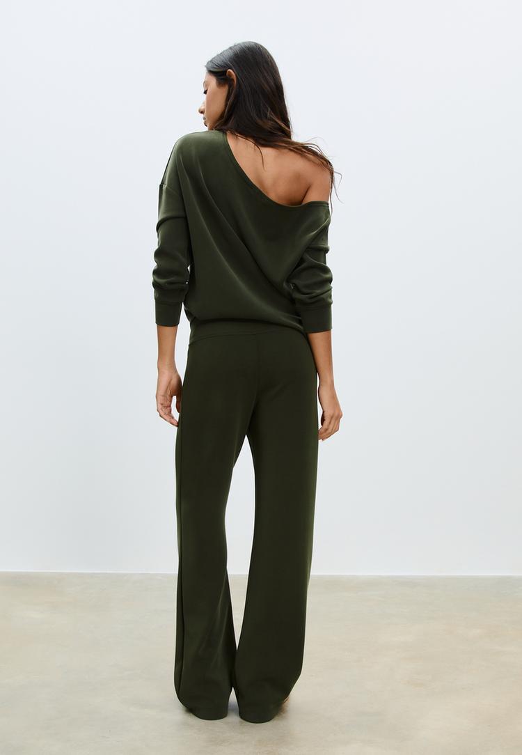soft touch sweater met blote schouders