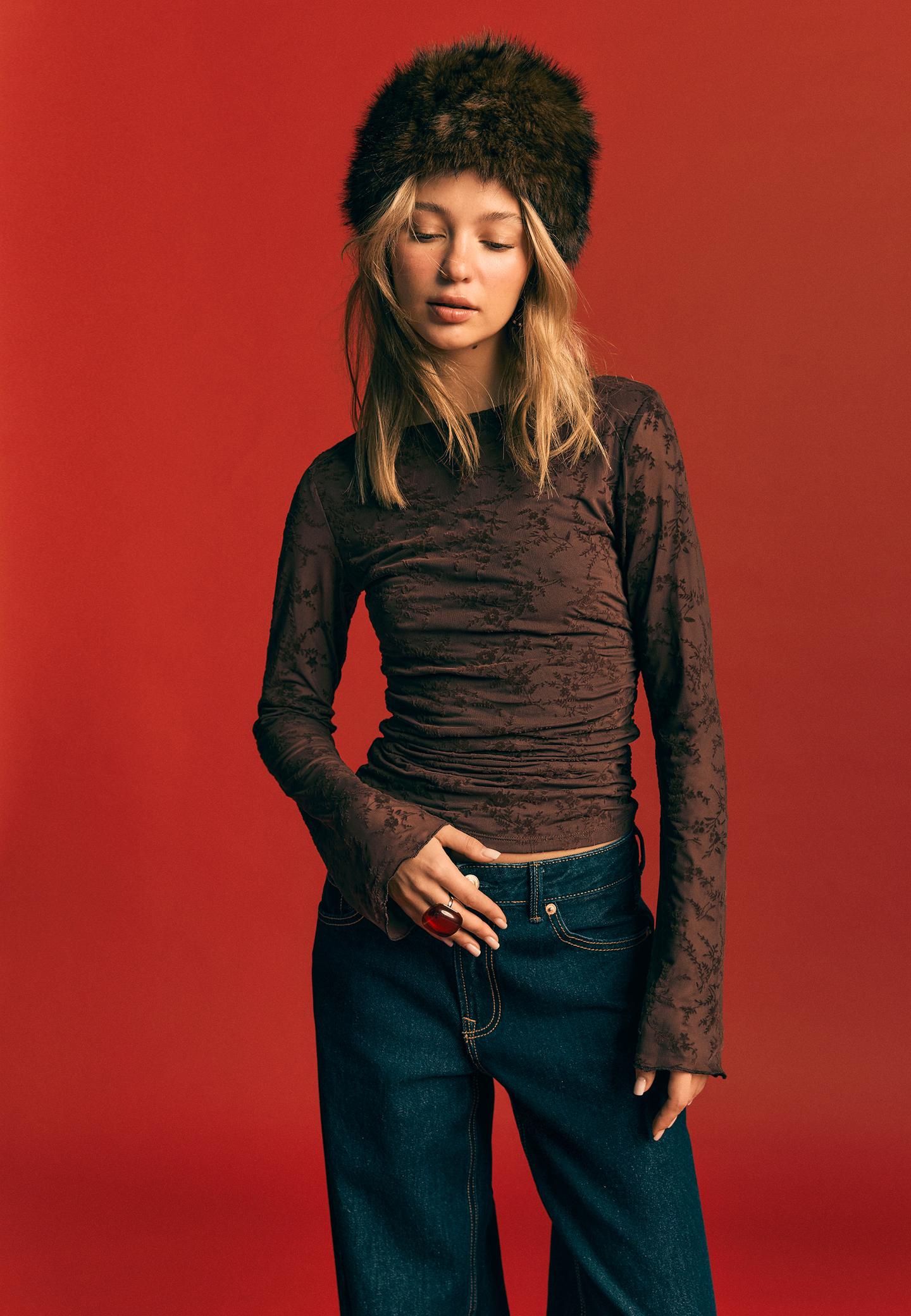 Camiseta semitransparente flocado fruncido | Stradivarius España