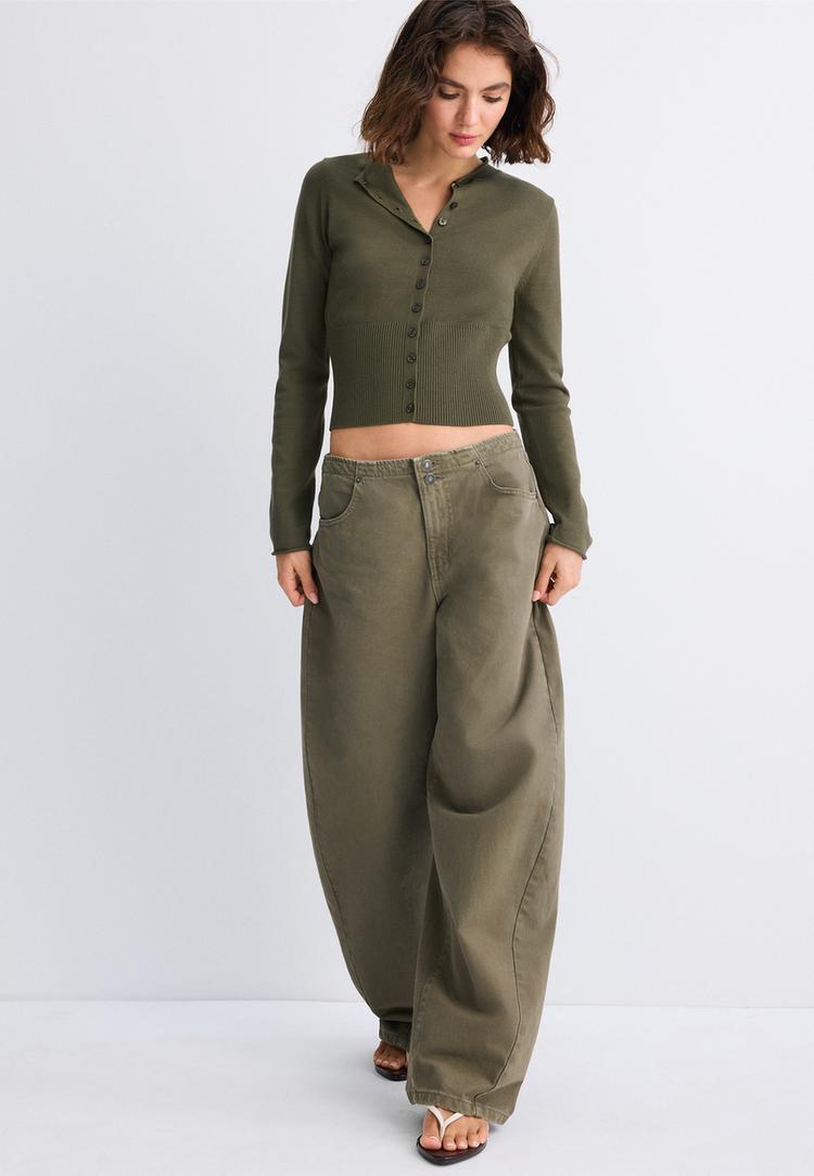 figurbetonte-strickjacke-mit-geknopftem-stehkragen