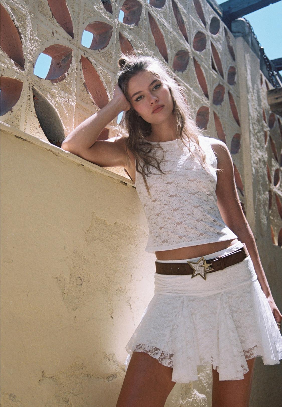 Loose-fitting lace mini skirt