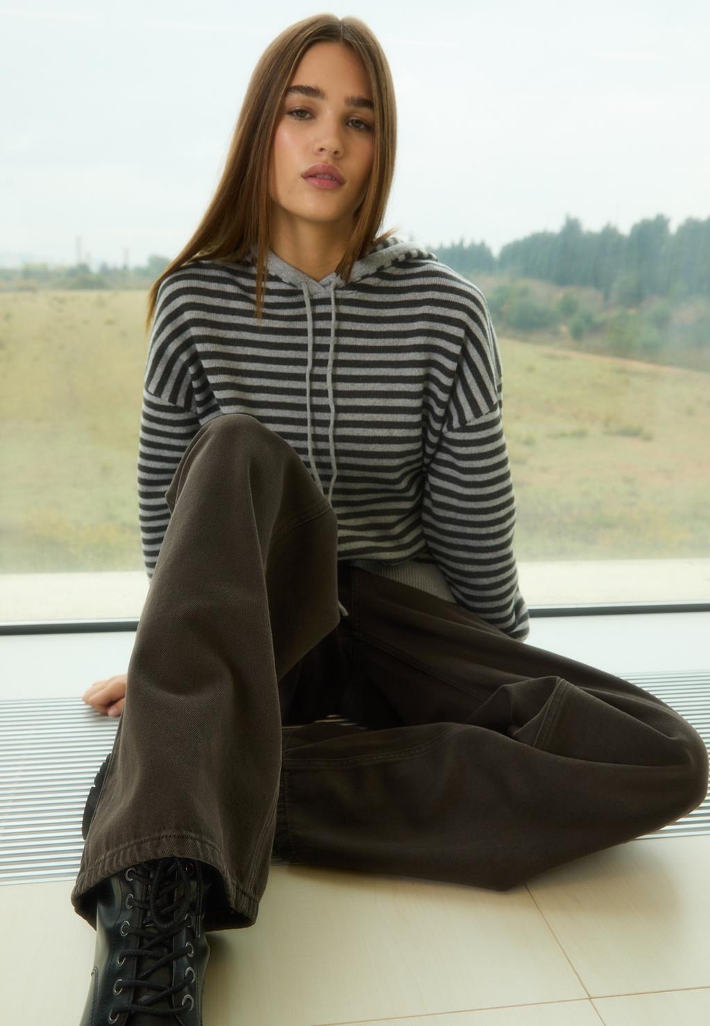 Sweter w paski z Kapturem