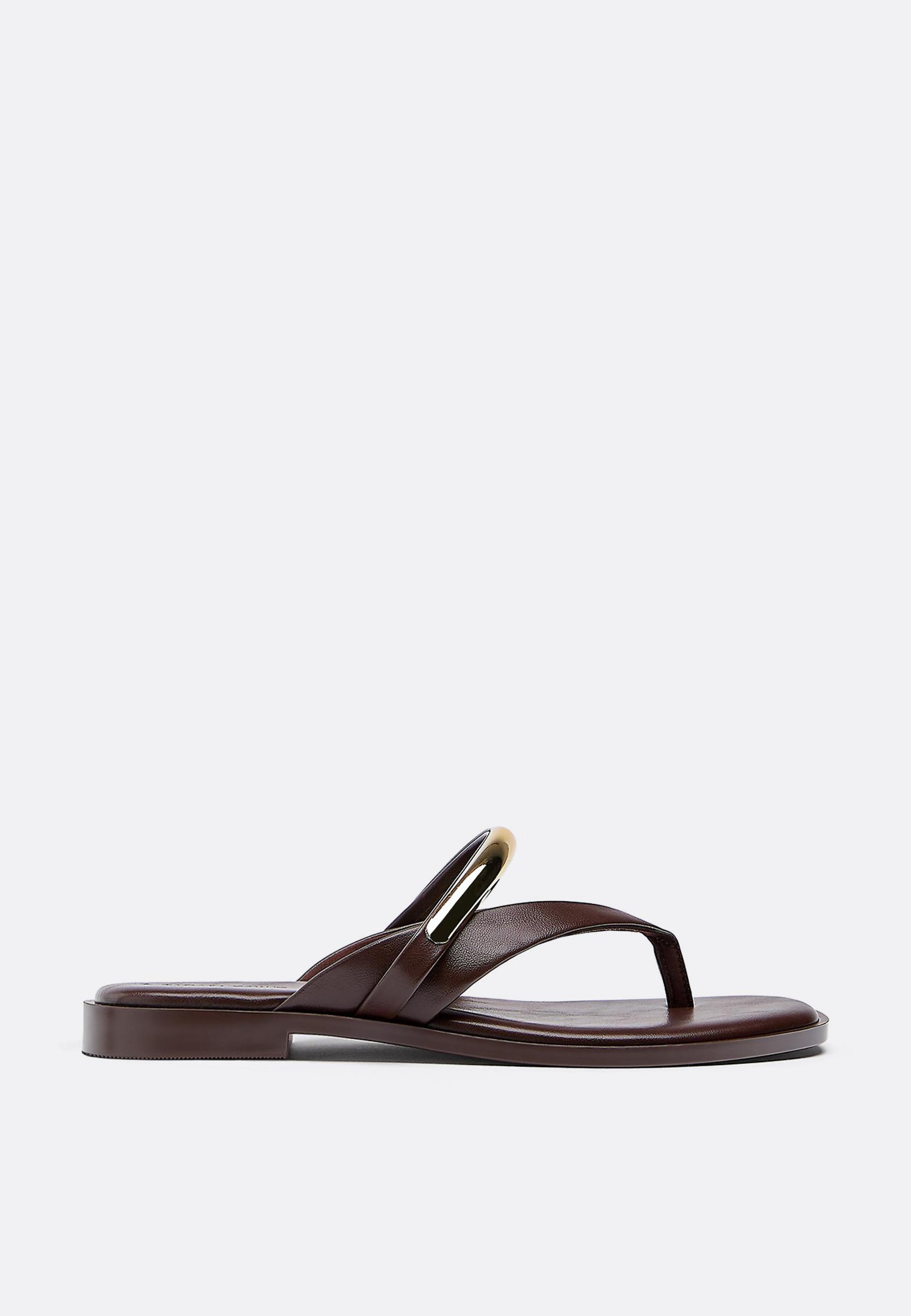 Stradivarius Φλατ Πέδιλα Thong Με Μεταλλική Λεπτομέρεια Καφέ 39