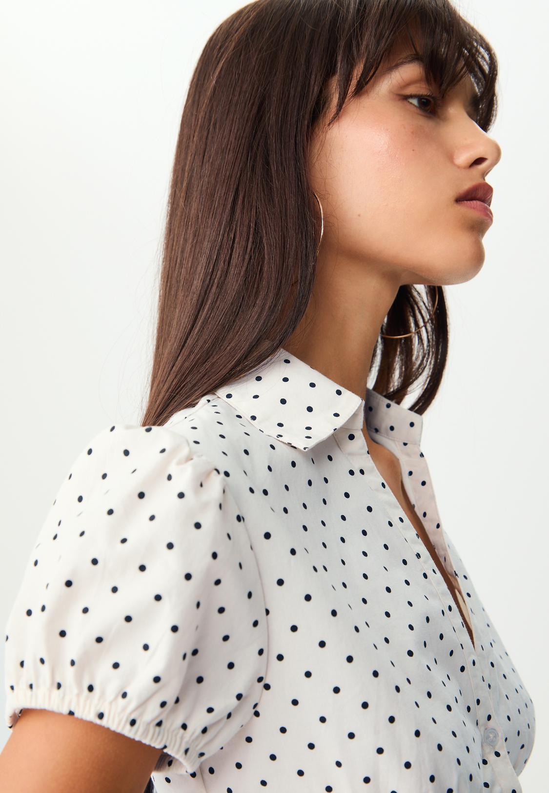 Camisa fitted manga corta topos Stradivarius España