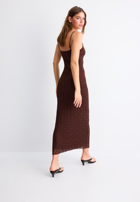 vestido midi de blonda com alcas