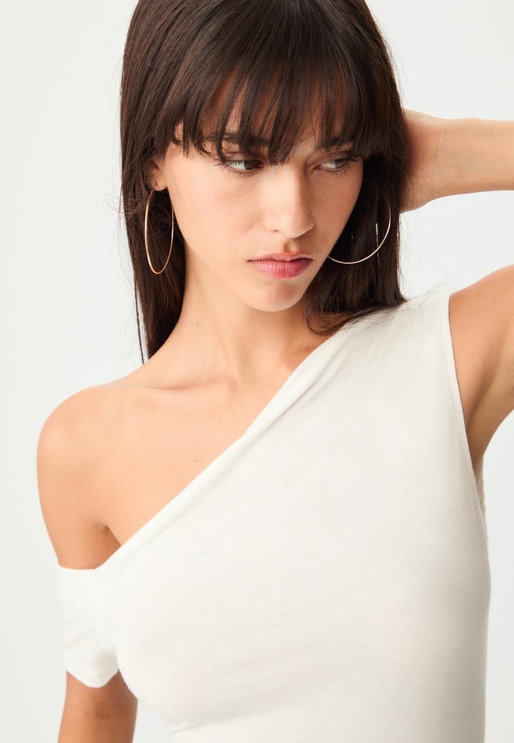 camiseta cuello asimetrico