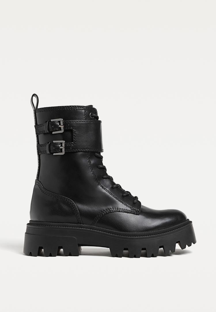 botins rasos com atacadores e fivelas