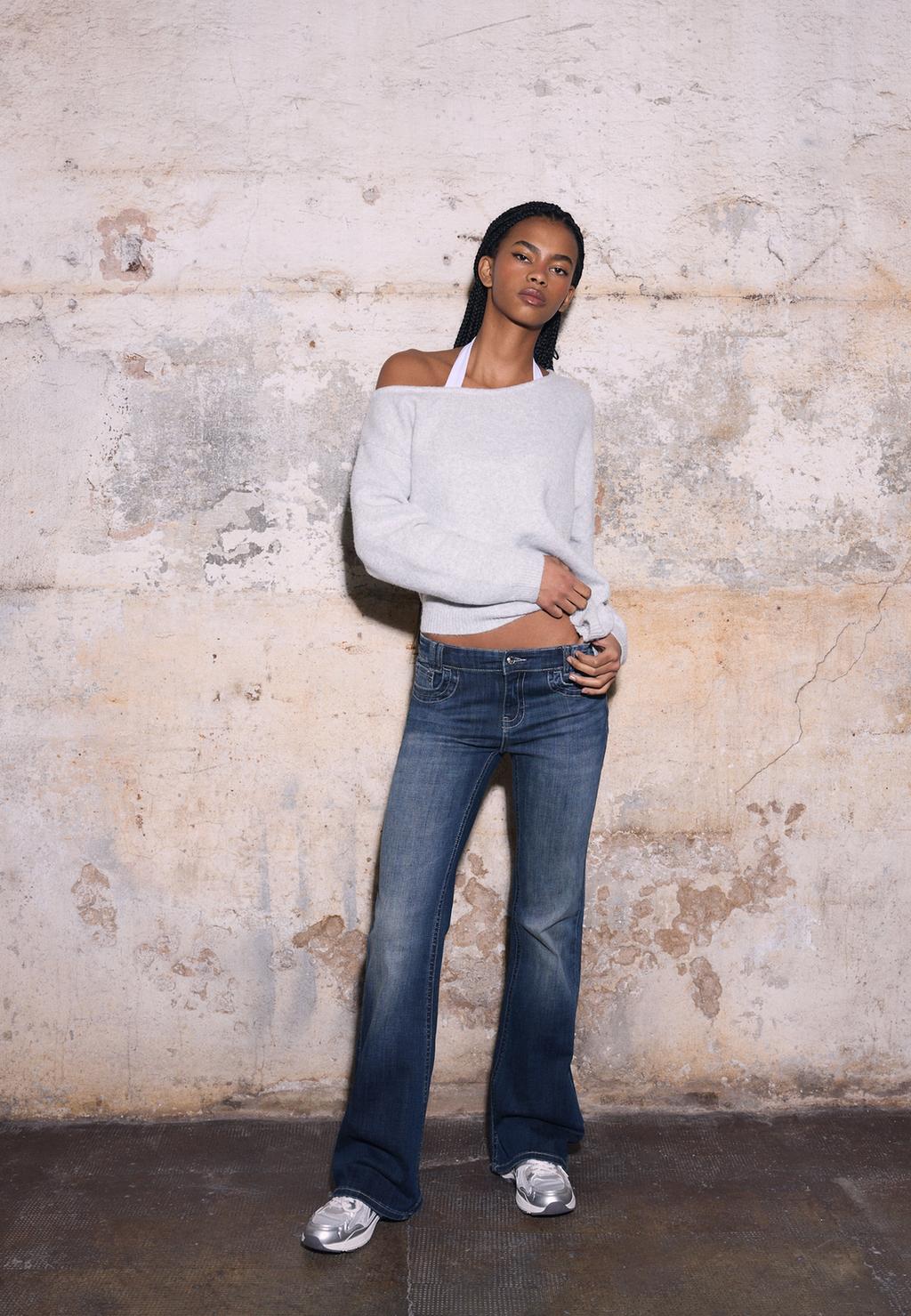 Jeans klokkend met geborduurde zakken